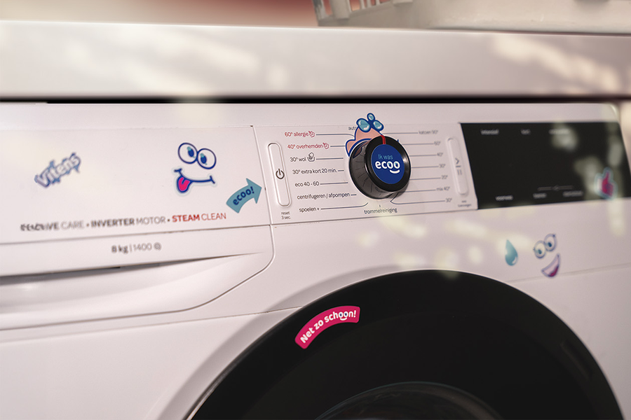 Wasmachine met kleurrijke eco-stickers