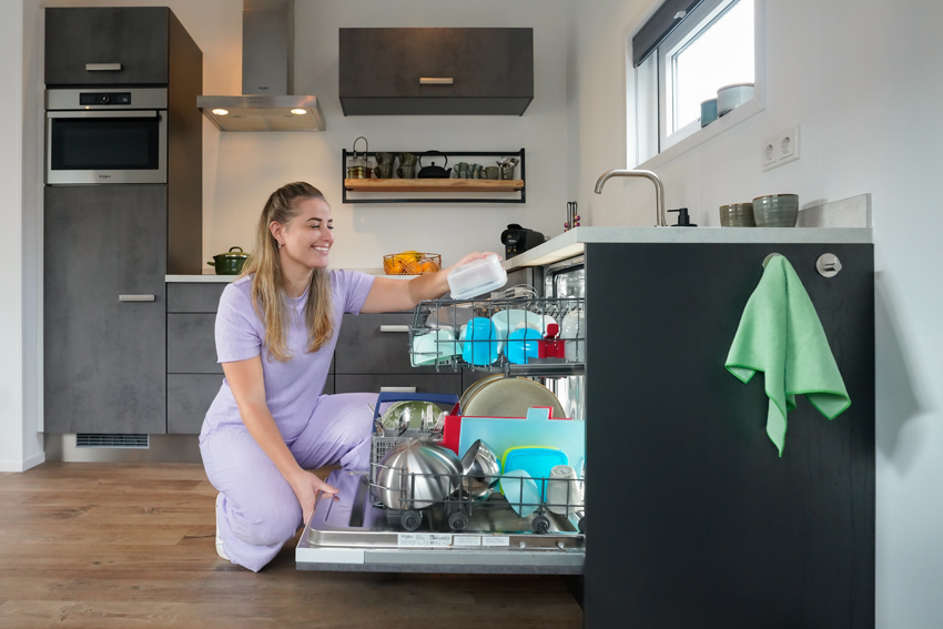 Vrouw bij vaatwasser