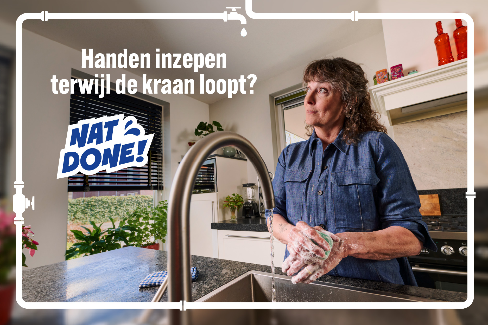 Vrouw zeept handen in terwijl de kraan loopt