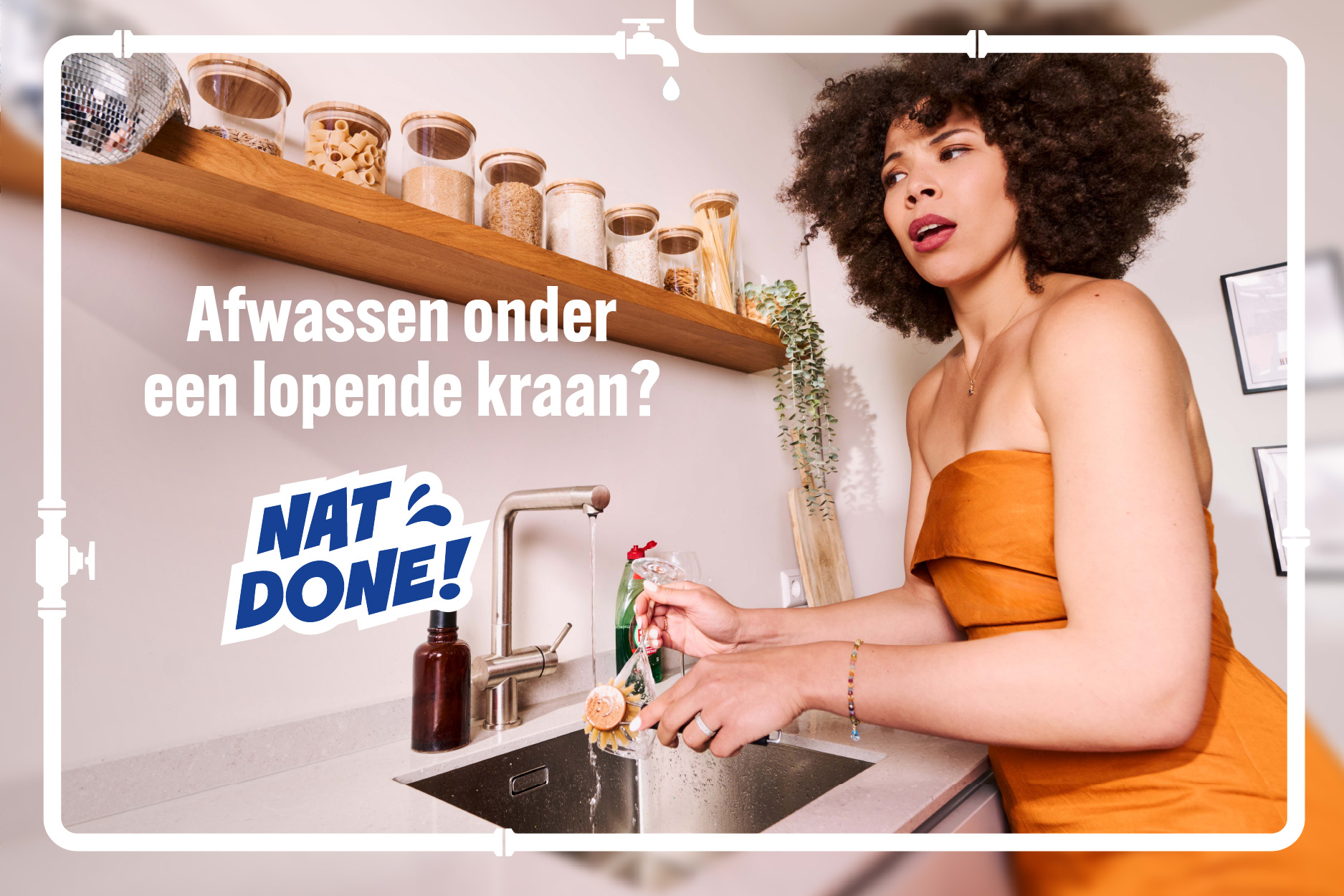 Vrouw wast glazen af onder lopende kraan