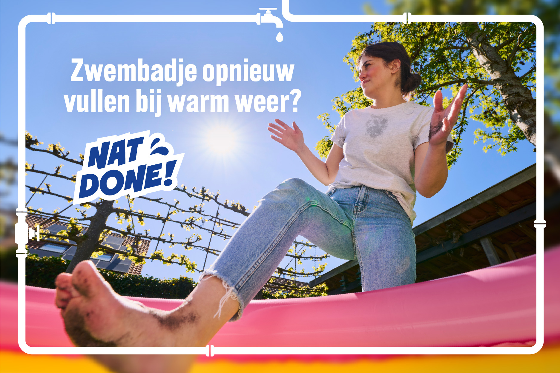 Vrouw stapt in zwembadje met vieze voeten