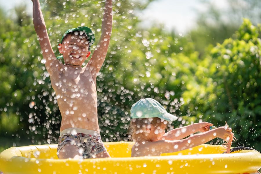 Kinderen spelen met water in badje