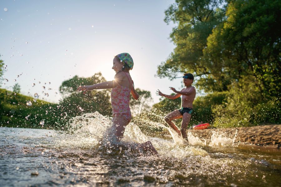 Kinderen spelen in natuurwater